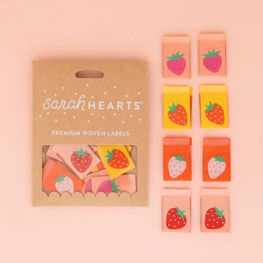 Verpackung der Sarah Hearts Weblabels „Strawberry" mit Erdbeer-Motiv in vier Farbvarianten