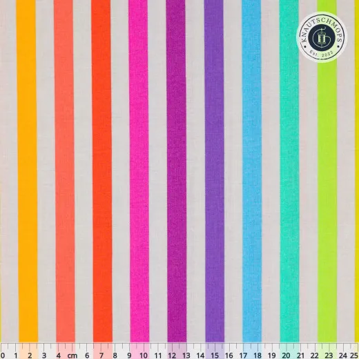 Bunte Streifen des Musters „Disco Stripe" auf hellem Whisper-Grund, Lineal zum Größenvergleich.