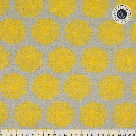 Sunshine-Muster Sky Blue Canvas Musterausschnitt mit Maßstab: senfgelbe Sonnenmedaillons auf graubeigem Canvasstoff.