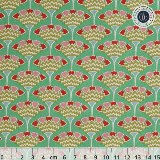 Flach ausgebreiteter Tilda-Stoff „Pie in the Sky – Tasselflower“ in Green mit stilisiertem Blütenfächer-Muster, mit Lineal zur Maßstabsorientierung.