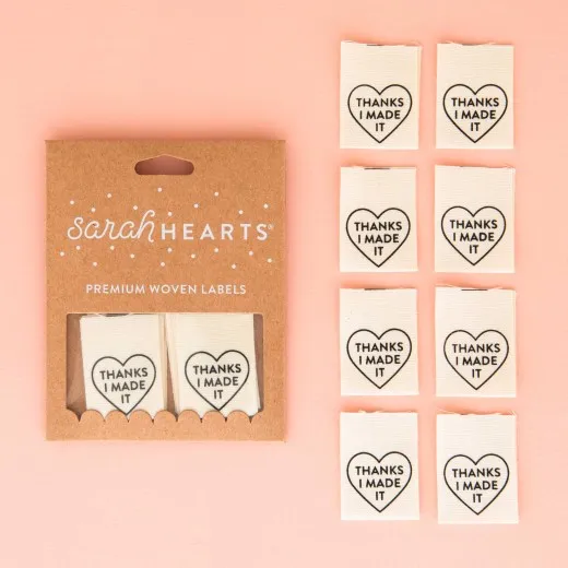 Thanks I Made It – Verpackung Verpackung der Sarah Hearts Weblabels „Thanks I Made It" mit Herzumriss auf cremefarbenem Bio-Baumwollstoff