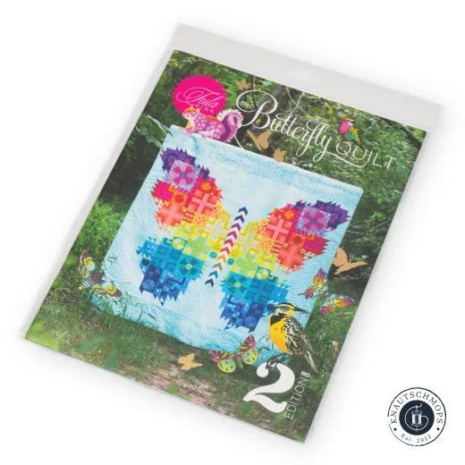 The Butterfly Quilt 2nd Edition – Verpackung Verpackung des Tula-Pink-Schnittmusters 'The Butterfly Quilt', 2. Edition, mit Titelfoto des fertigen Regenbogen-Quilts