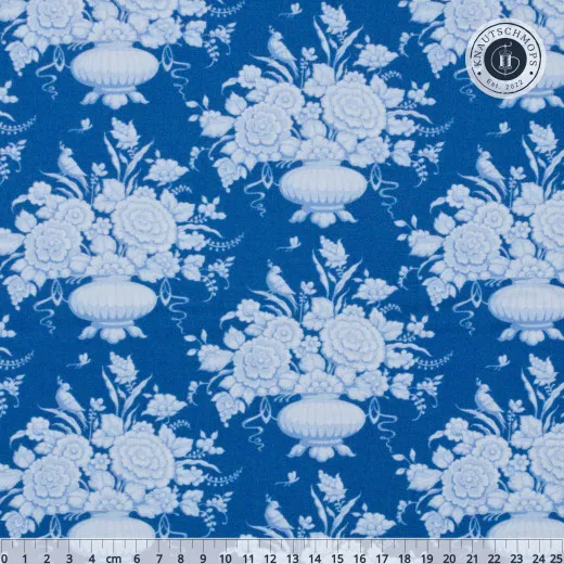 Tilda Afina Denim – Blumenvasen-Motiv mit Lineal Blauer Baumwollstoff mit Blumenvasen-Motiv, Pfingstrosenbouquets und Vögeln, mit Zentimeter-Lineal