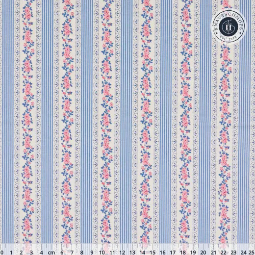 Tilda Claramay Blue – Musteransicht mit Lineal Cremeweißer Baumwollstoff mit Rosenranken-Streifen und rosa Röschen, mit Zentimeter-Lineal