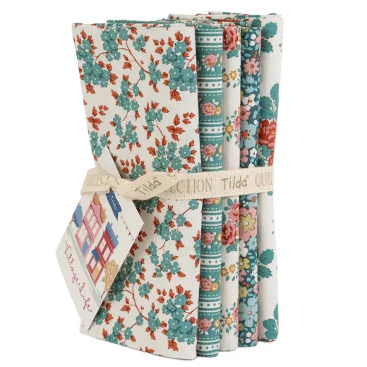 Tilda Fat Quarter Bundle Village Life Petrol/Teal Gestapeltes Tilda Fat-Quarter-Bundle Village Life Petrol/Teal mit 5 Stoffen in Teal- und Terrakottatönen, gebunden mit Stoffband und Anhänger.