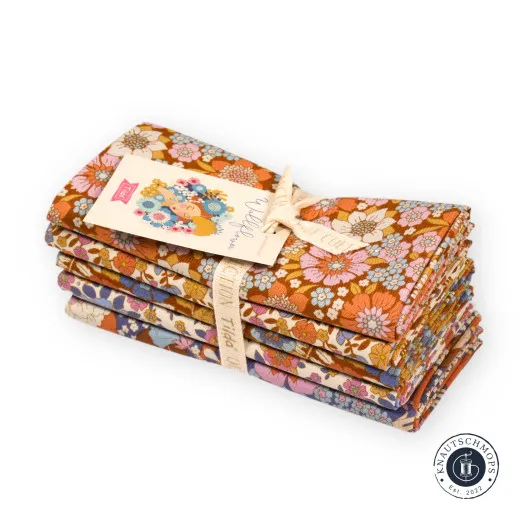 Tilda FQ Bundle Wallflower Caramel/Thistle Gestapeltes Tilda-Fat-Quarter-Bundle „Wallflower" in Caramel/Thistle mit Produktanhänger.