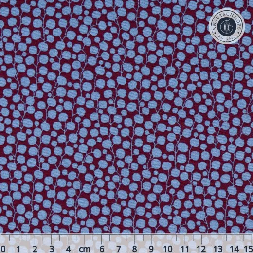 Tilda Baumwollstoff „Hibernation – Eucalyptus" in Eggplant mit blauen Punktranken auf weinrotem Grund, mit Zentimetermaß.