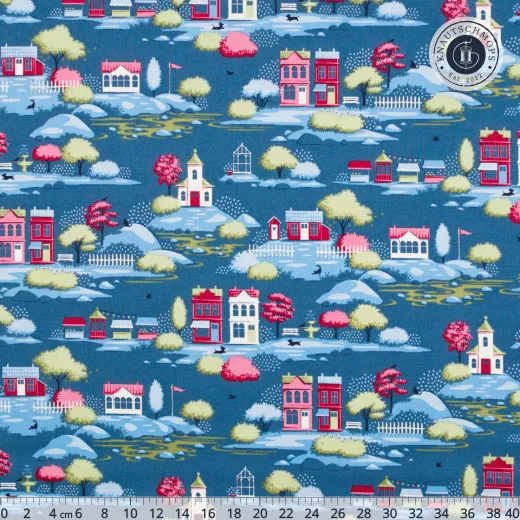 Tilda Village Life Village Blue – Baumwollstoff mit Maßstab Tilda Baumwollstoff Village Life Village Blue mit Häusern, Bäumen und Zäunen auf blauem Grund, mit cm-Lineal