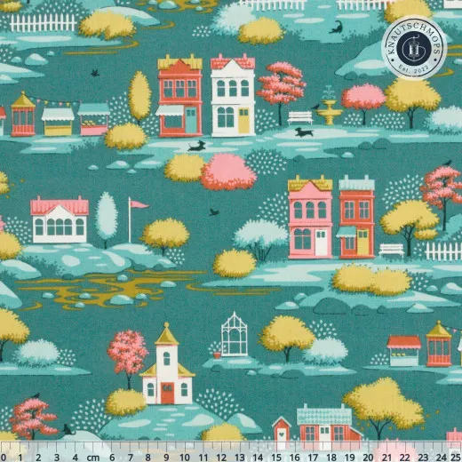 Tilda Village Life – Village Teal Baumwollstoff Tilda Baumwollstoff Village Teal mit Häusern, Bäumen und Zäunen auf Petrol, mit Zentimeter-Maßband