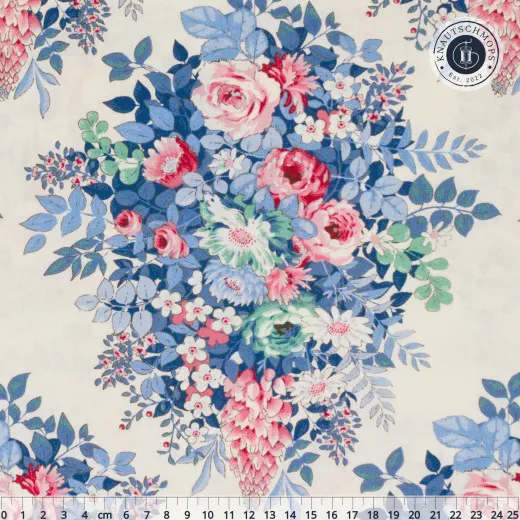 Cremeweißer Baumwollstoff mit großem Blumenbouquet aus Rosen und Chrysanthemen, mit Zentimeter-Lineal