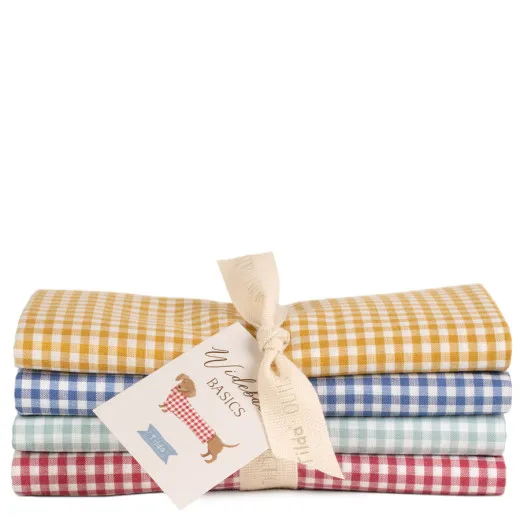 Tilda Widebacks Gingham Bundle Hauptbild Gefaltetes Tilda Widebacks Quarter Cut Bundle Gingham mit vier karierten Baumwollstoffen in Creme, Blau, Rot und Gelb samt Etikett.