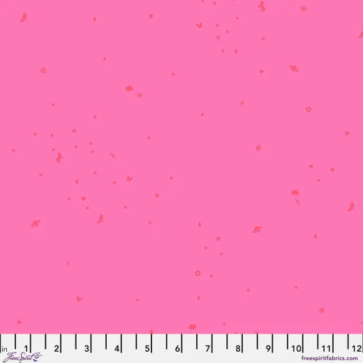 Fein gestreute Ton-in-Ton-Symbole wie Sterne, Monde und Tiersilhouetten auf pinkfarbenem Fond.