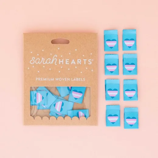 Verpackung der Sarah Hearts Weblabels „Trans Flag Heart" mit Transgender-Flaggen-Herz auf Hellblau