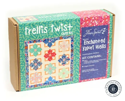 Trellis Twist Quilt Kit Verpackung mit Blütenquilt in Türkis, Blau und Orange, FreeSpirit Enchanted von Valori Wells