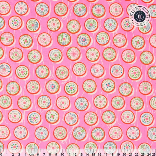 Musterausschnitt mit vintage Garnrollen-Motiven und Sprüchen wie „Spool Fool" und „Sew Glow" auf rosa Fond.
