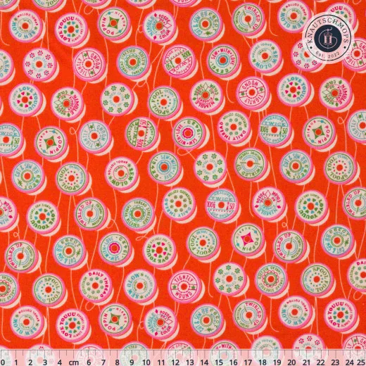 Musterausschnitt mit vintage Garnrollen-Motiven und Sprüchen wie „Spool Fool" und „Sew Glow" auf orange-rotem Fond.