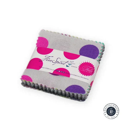 Tula Pink Charm Pack Verpackung Gebündelter Tula Pink „True Colors" Charm Pack mit grauem Punkte-Stoff und FreeSpirit-Banderole, schräg fotografiert.