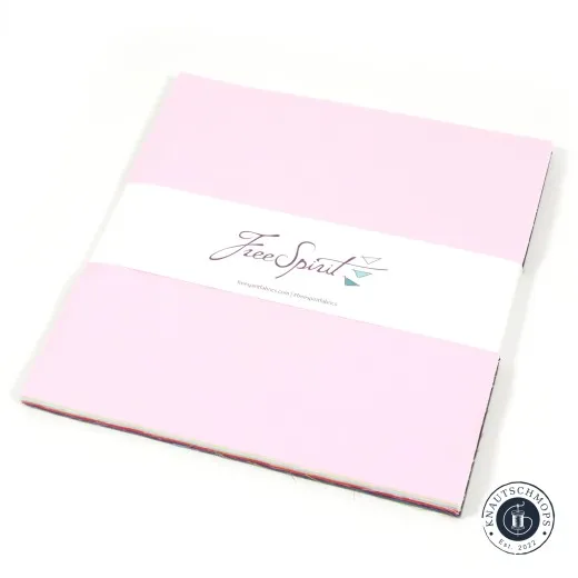 Layer-Cake-Stapel „Designer Solids Mythical" mit Free-Spirit-Banderole, angeschnitten von oben fotografiert.