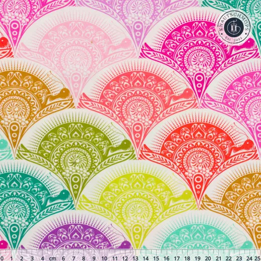 Fächerförmiges Schuppen-/Mandala-Muster in Regenbogenfarben, mit Maßband zur Größeneinordnung