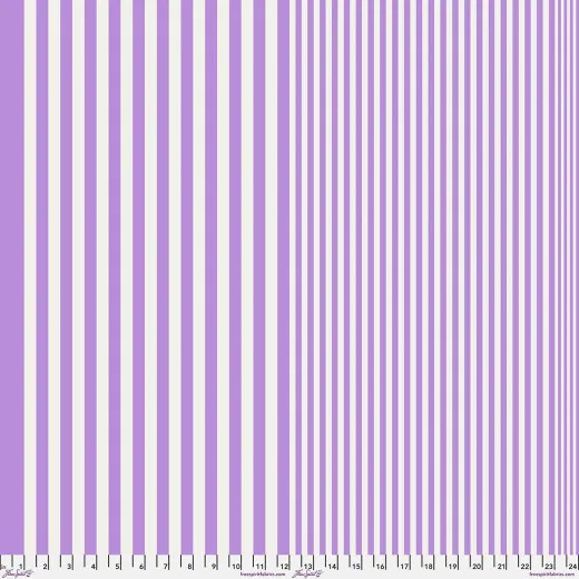 Tula Pink Sticks Iced Violet – Streifenstoff in Lavendel Tula Pink Sticks Iced Violet: senkrechte Lavendel-Streifen auf cremeweißem Baumwollstoff in gestaffelter Breite