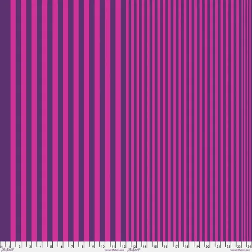 Tula Pink Sticks Plum Crazy - Streifen in Pink und Pflaume Tula Pink Sticks Plum Crazy: vertikale Streifen in Magenta-Pink und Pflaumenlila mit Zollmaßstab am unteren Rand