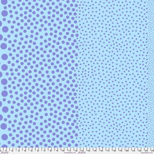 Tula Pink Stones Blurple: lila Punkte auf hellblauem Baumwollstoff, Punktgröße nimmt nach rechts ab, mit Zollmaßstab