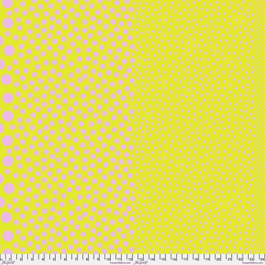 Tula Pink Stones Cherry Limeade: rosa Punkte in unterschiedlichen Größen auf limettengelbem Baumwollstoff