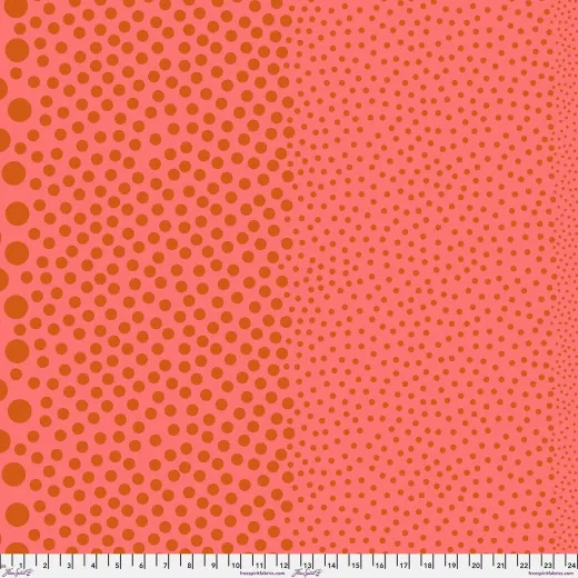 Tula Pink Stones Clay - Punktestoff in Orange auf Koralle Baumwollstoff Tula Pink Stones Clay mit rostorangen Punkten auf korallrotem Grund, Zollstab am unteren Rand
