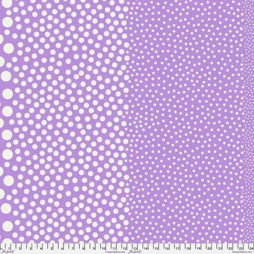 Tula Pink Stones Lilac Lily: cremeweiße Punkte in Größenverlauf auf lavendelfarbenem Baumwollstoff mit Zollmaßstab