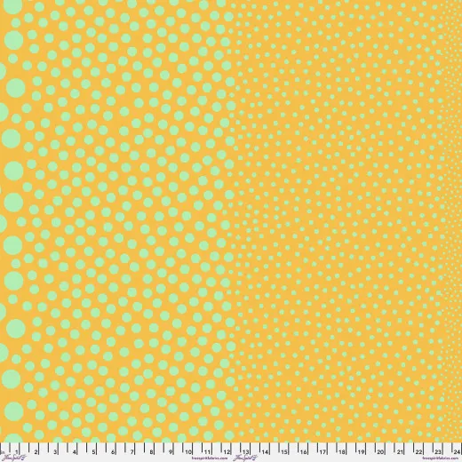 Tula Pink Baumwollstoff Stones Sunflower: mintgrüne Punkte auf gelbem Grund mit Größenverlauf, Zollmaßband am Rand