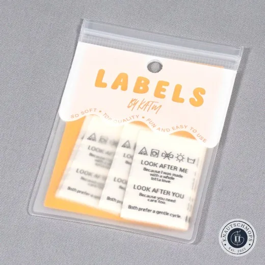Verpackung der Kylie and The Machine Endfalt-Labels 'Look After Me, Look After You' in Elfenbein, schräg fotografiert