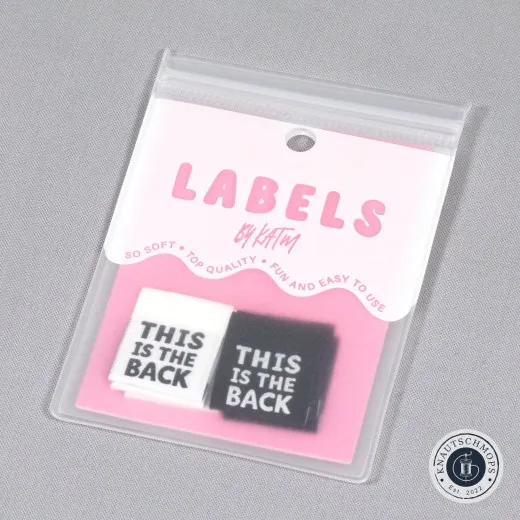 Verpackung – Ansicht Verpackung der Kylie and The Machine Labels 'This is The Back' in Weiß und Schwarz, schräg fotografiert