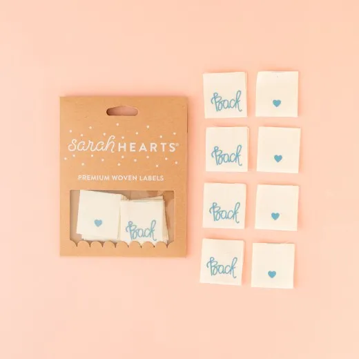 Verpackung Back-Etikett Sarah Hearts Verpackungskarton mit 8 cremefarbenen Rückseiten-Etiketten, abwechselnd Schriftzug „Back" und türkises Herz.