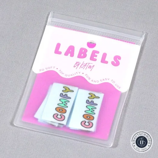Verpackung Comfy Verpackung der Kylie and The Machine Weblabels 'Comfy' in Babyblau mit buntem Schriftzug.