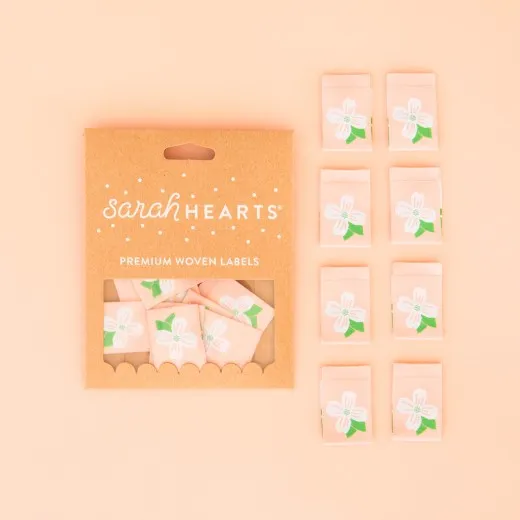 Verpackung der Sarah Hearts Weblabel „Dogwood Blossom" mit acht pfirsichfarbenen Labels mit weißer Blütenzeichnung.