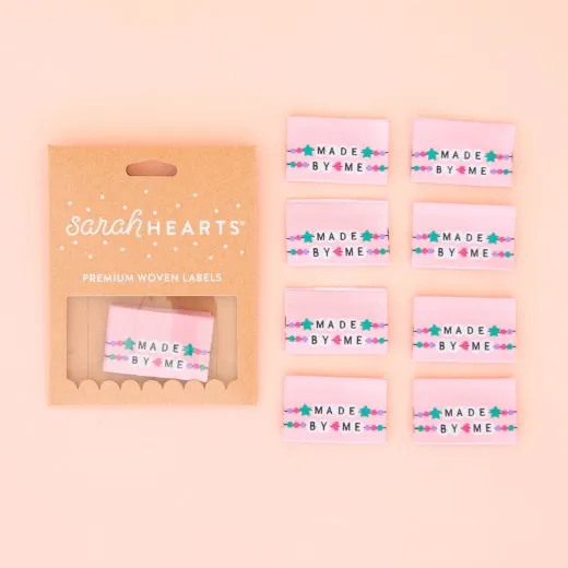 Verpackung Freundschaftsarmband-Label Verpackung der Sarah Hearts Weblabel „Made by Me" mit acht rosa Labels im Freundschaftsarmband-Design mit Perlen, Stern und Herz.