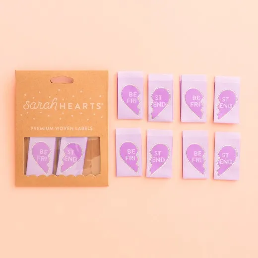 Verpackung Friendship Heart BFF Sarah Hearts Verpackungskarton mit 8 lila Weblabels, geteiltes Herz-Motiv mit Schriftzug „Be Fri" und „St End" für Freundschaftspaare.