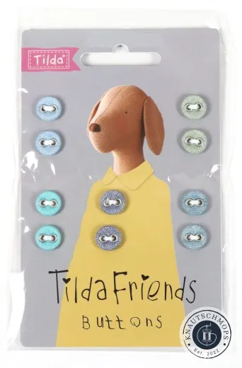 Verpackung Frontalansicht Knopfkarte „Tilda Friends“ mit Hunde-Motiv in Blau, acht Stoffknoepfe in Blau- und Gruentoenen um die Figur angeordnet