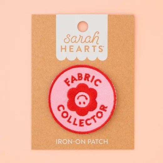 Verpackung des Sarah Hearts Aufnähers „Fabric Collector" mit rosa-rotem Rundpatch und Blumenmotiv.