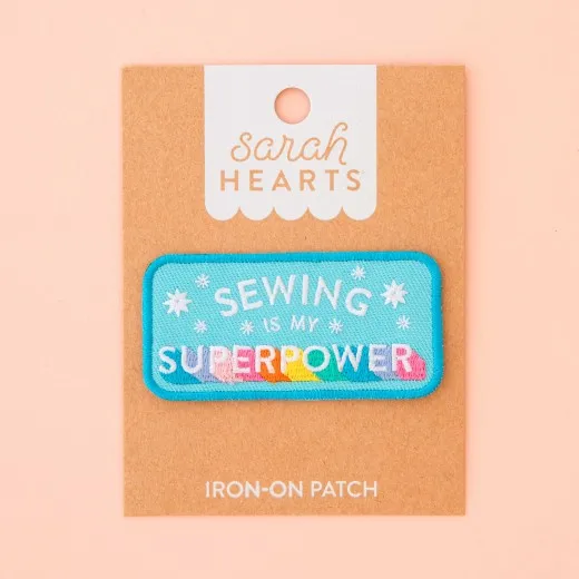 Verpackung des Sarah Hearts Aufnähers „Sewing is my Superpower" mit türkisfarbenem Patch und bunter Regenbogenschrift.