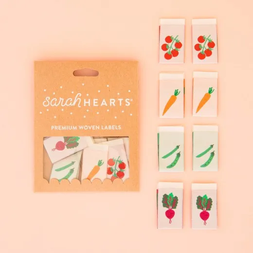 Verpackung der Sarah Hearts Weblabel „Gemüse" mit acht Labels in vier Motiven: Kirschtomaten, Karotte, Erbsen und Rübe.