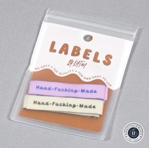Verpackung Hand-Fucking-Made Verpackung der Kylie and The Machine Endfalz-Labels 'Hand-Fucking-Made' in Flieder und Creme.