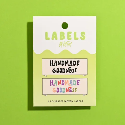 Verpackung Handmade Goodness Verpackung der Kylie and The Machine Handmade Goodness Labels mit Banner-Design auf grünem Hintergrund