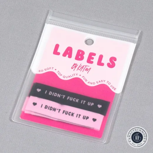 Verpackung I Didn't Fuck It Up Verpackung der Kylie and The Machine Endfalz-Labels 'I Didn't Fuck It Up' in Schwarz und Rosa mit Herz-Symbolen.
