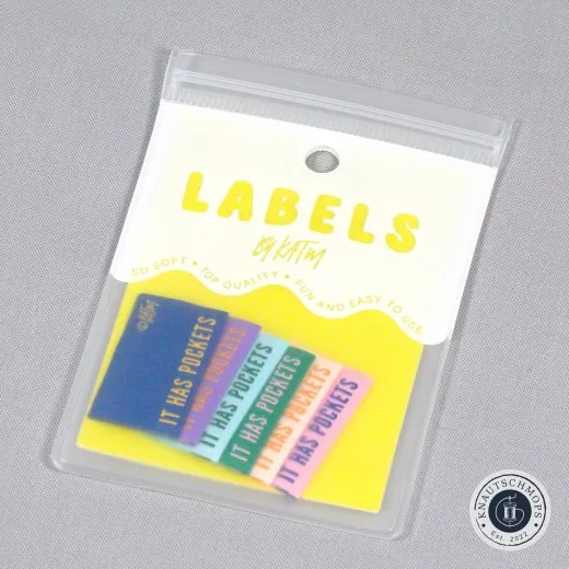 Verpackung der Kylie and The Machine Weblabels 'It Has Pockets' in sechs bunten Farben.