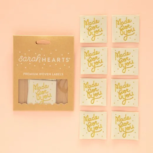 Verpackung Made for You Metallic Sarah Hearts Verpackungskarton mit 8 cremefarbenen Weblabels, goldener Metallic-Schriftzug „Made for you" mit Punkten auf rosa Hintergrund.
