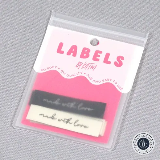 Verpackung Made with Love Verpackung der Kylie and The Machine Endfalz-Labels 'Made with Love' in Schwarz und Creme mit Schreibschrift.
