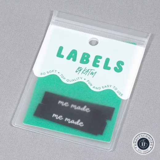 Verpackung der Kylie and The Machine Weblabels 'me made' in Schwarz mit weißem Schriftzug.