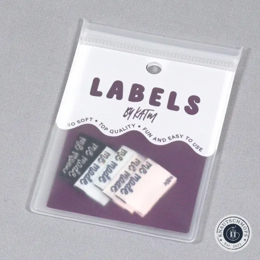 Verpackung der Kylie and The Machine Weblabels 'me made' in glitzernder Metallic-Optik, drei Farben.