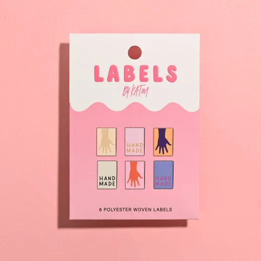 Verpackung Metallic Mini Hands Verpackung der Kylie and The Machine Metallic Mini Hands Labels mit Handsymbolen und 'Hand Made'-Schriftzug